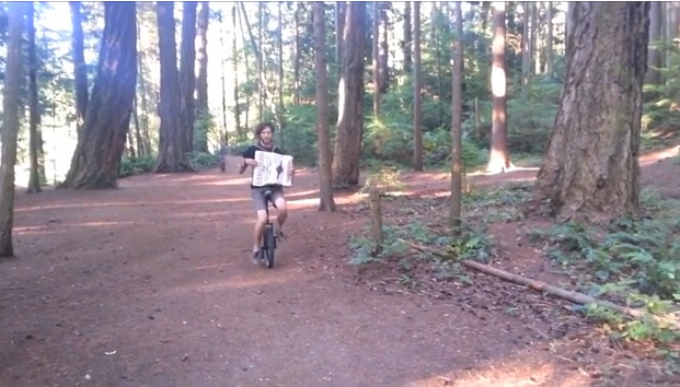 En helt normal kille cyklar enhjuling och spelar dragspel i skogen.
